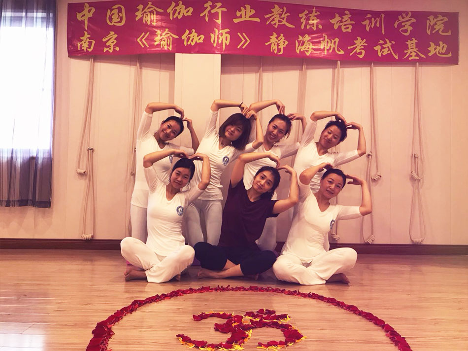预防和缓解颈椎病，瑜伽有妙招！